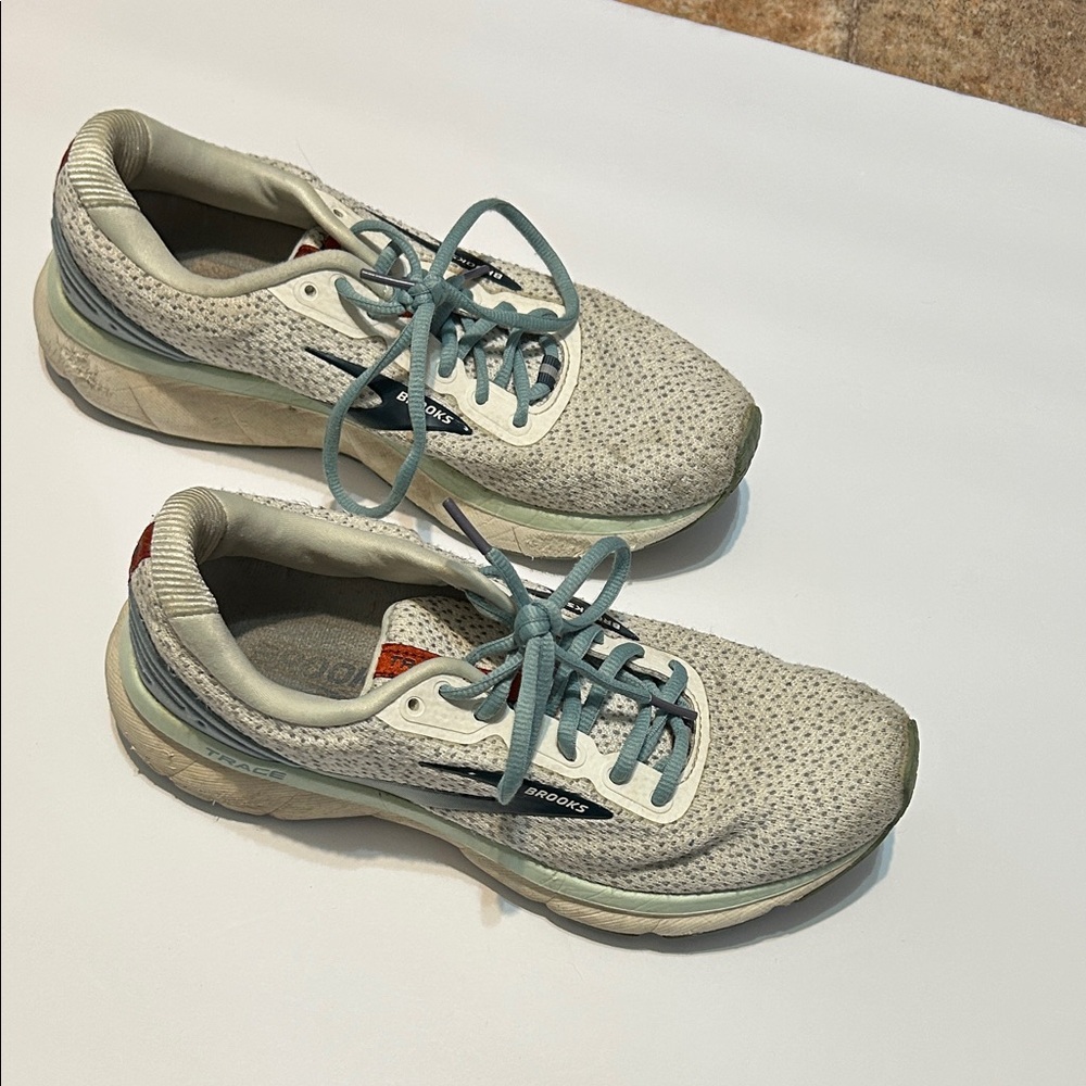 Brooks Women's Light Gray Sneakers with Blue Laces